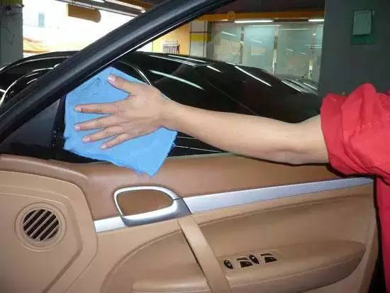 车身有尘土 用毛巾擦拭等于用砂纸打磨
