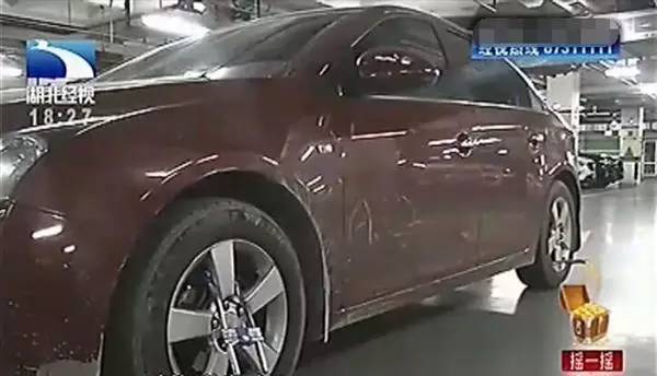 女司机地下车库乱停车 结果悲剧了