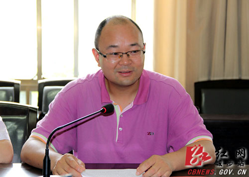 曾伟子为城步宣传系统党员上党课