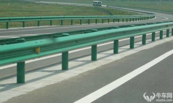 为什么修建高速公路通常高于一般路面？