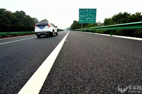 为什么修建高速公路通常高于一般路面？