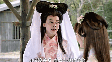 她看上了桥上的书生许仙.