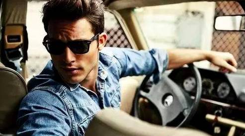 【男人必看】女人心中男人最帅的开车姿势