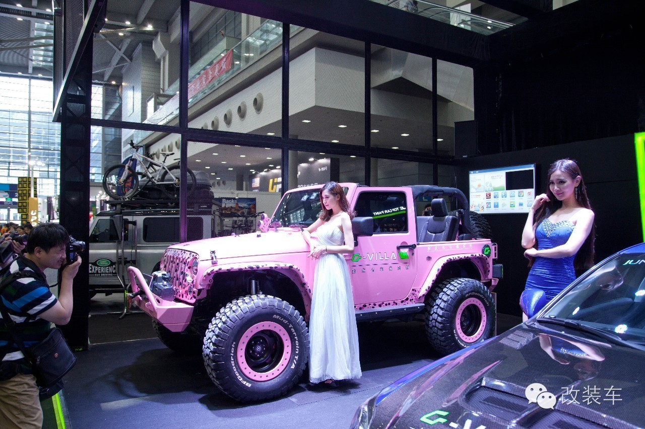 粉色豹纹控 这部牧马人改得有点骚！