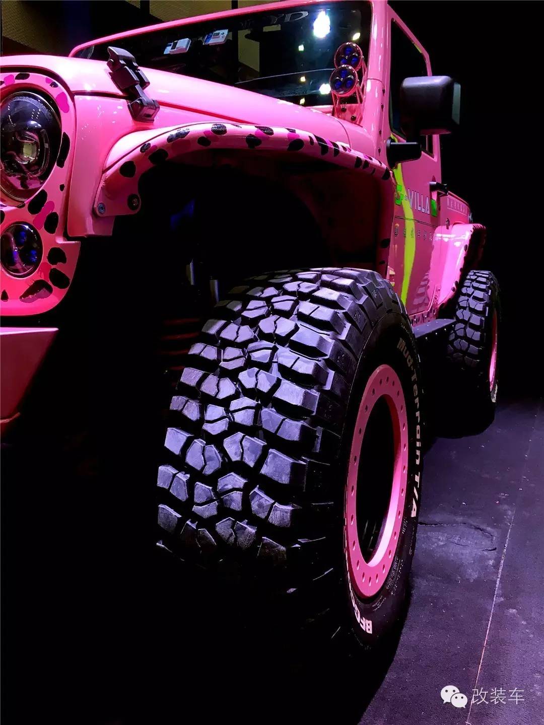 粉色豹纹控 这部牧马人改得有点骚！