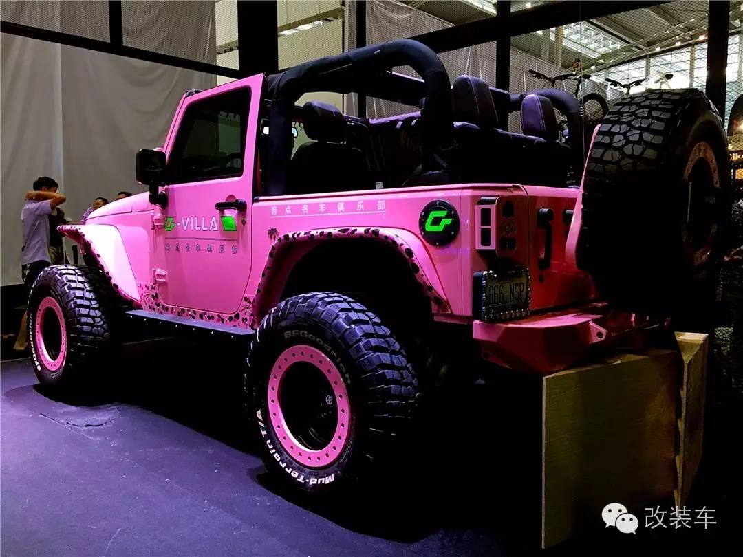 粉色豹纹控 这部牧马人改得有点骚！