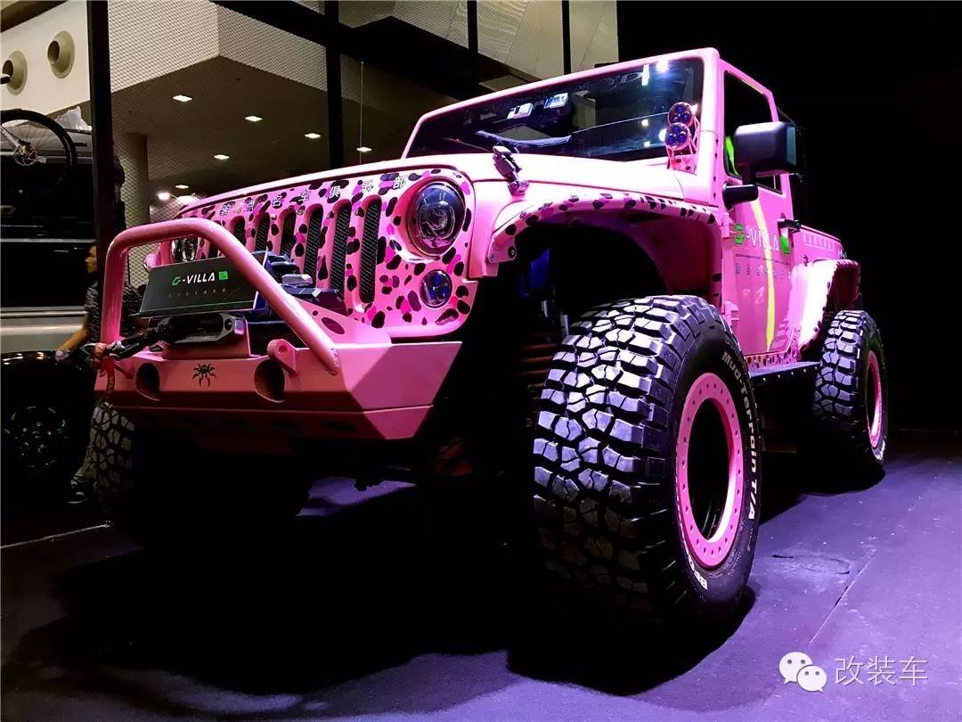 粉色豹纹控 这部牧马人改得有点骚！