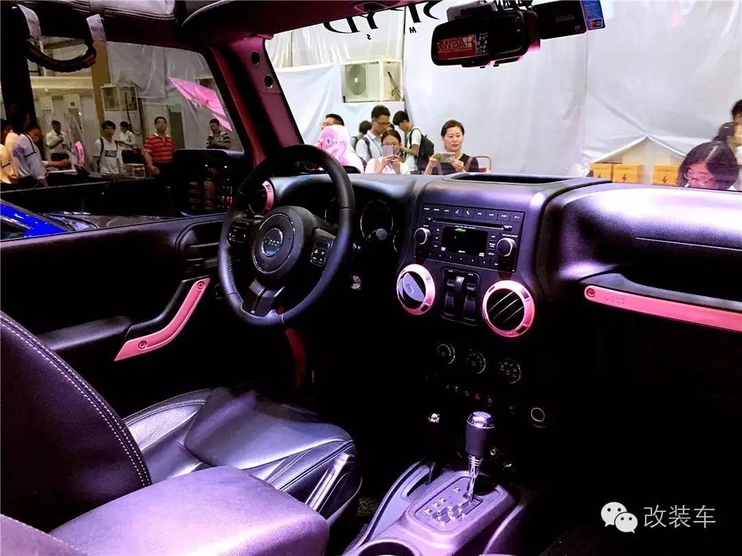 粉色豹纹控 这部牧马人改得有点骚！