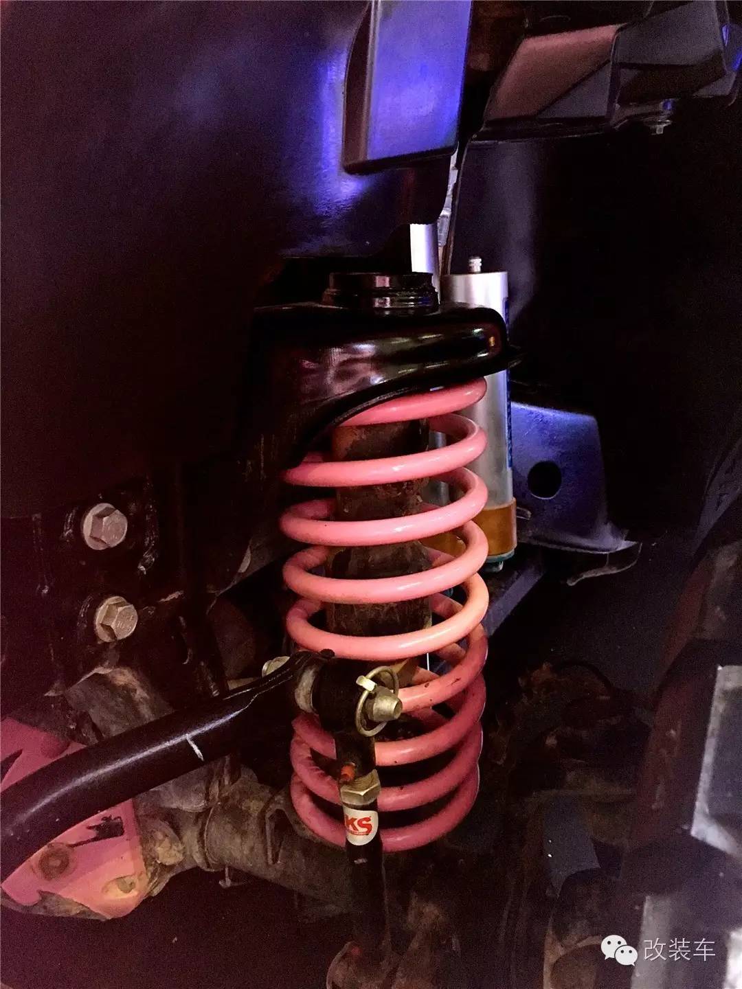 粉色豹纹控 这部牧马人改得有点骚！