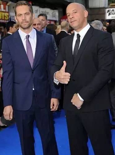 能在马路上这么任性飚车的也只有他们了！