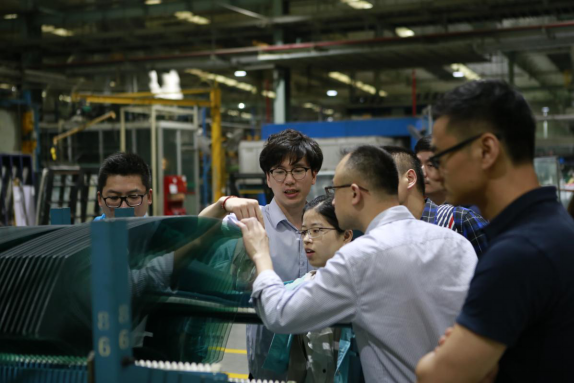 “表面功夫”很重要 一块汽车玻璃的故事