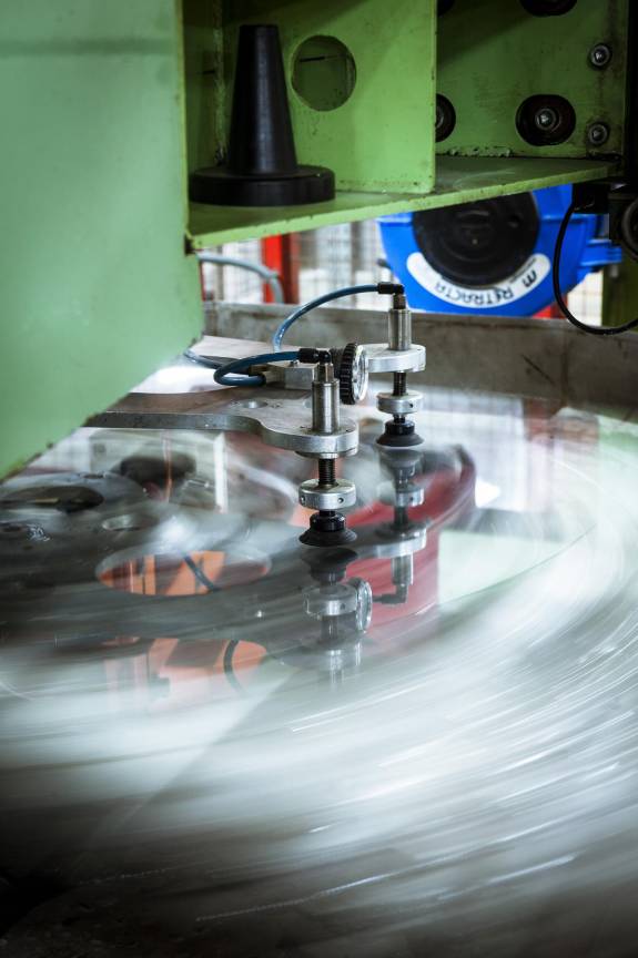 “表面功夫”很重要 一块汽车玻璃的故事