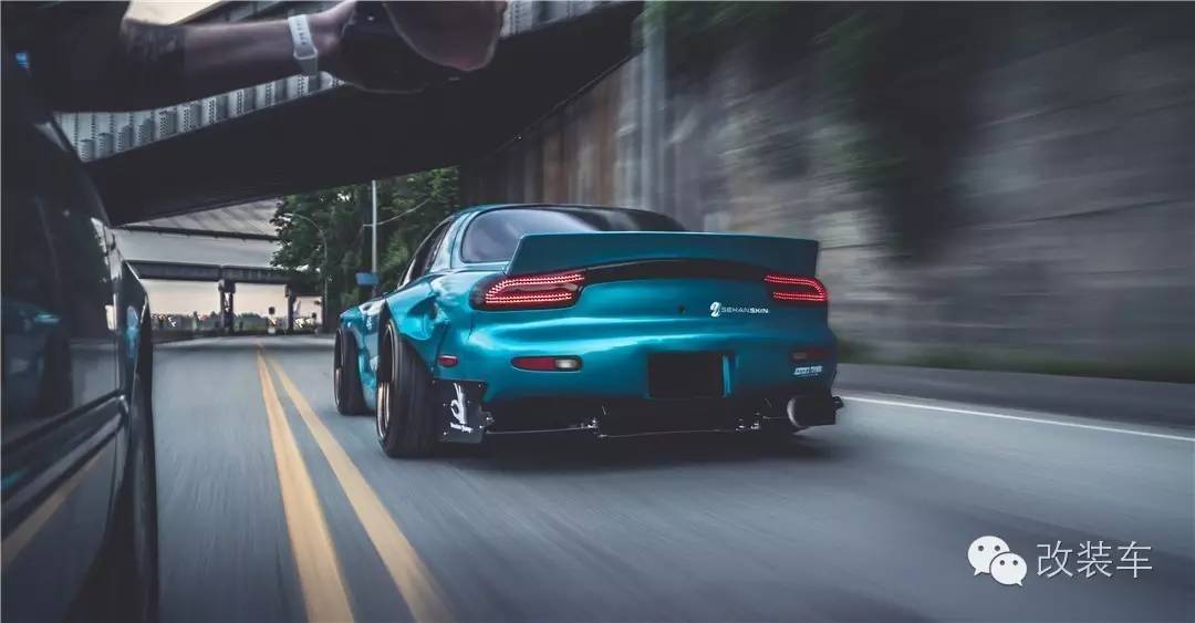 窒息之美 马自达RX-7改装火箭兔宽体套件