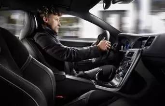 怎么选？紧凑级高配or中级车低配？