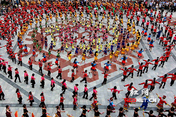 摆手迎吉祥龙山县土家族社巴节盛大举行(组图)