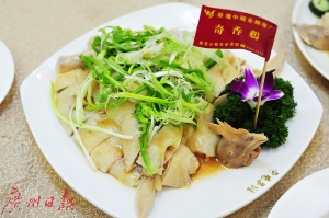 奇香鸡无骨鱼果木烤羊胺扒九肚鱼煲文/广州日报记者马骏 图/广州日报