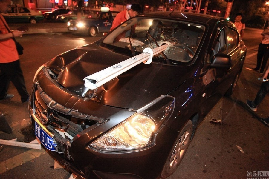 吉林一轿车撞断护栏 栏杆直插驾驶室