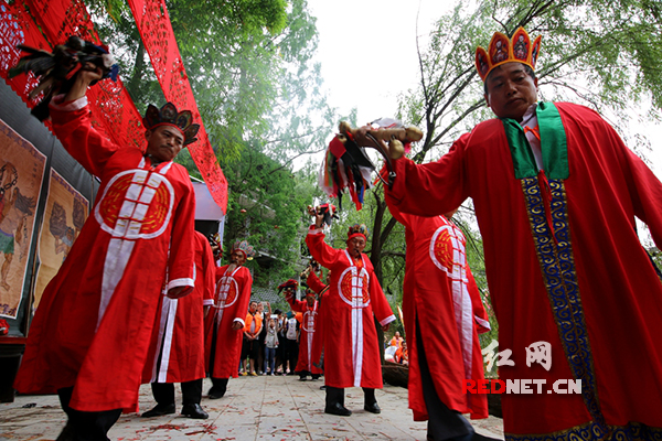 摆手迎吉祥龙山县土家族社巴节盛大举行(组图)