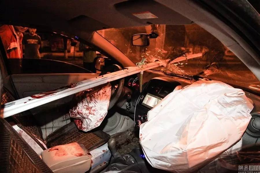 吉林一轿车撞断护栏 栏杆直插驾驶室