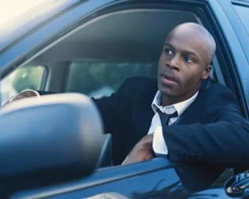 【男人必看】女人心中男人最帅的开车姿势