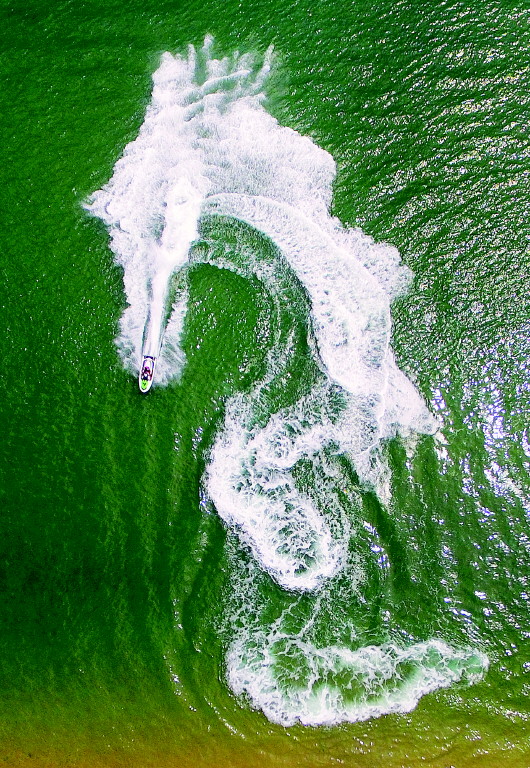 航拍初夏海滩蛟龙出海迎客fina