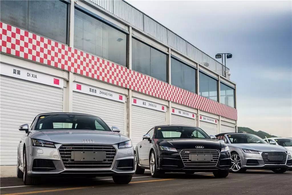 一台未来跑车 一段迷人赛道 幸福感爆棚