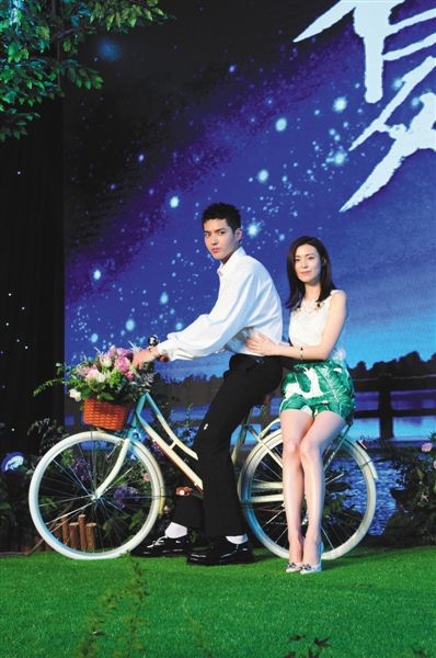 现场,吴亦凡与卢杉同骑一辆单车回忆初恋时的感觉.