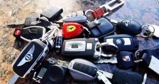 给豪车都不会开！因为你可能都进不去车门