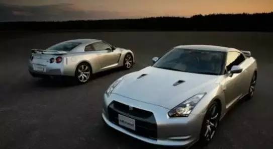 给豪车都不会开！因为你可能都进不去车门