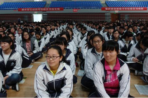 中国励志讲师杨飞虎高考演讲在内江十二中举行