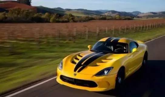 给豪车都不会开！因为你可能都进不去车门