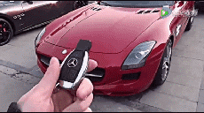 给豪车都不会开！因为你可能都进不去车门