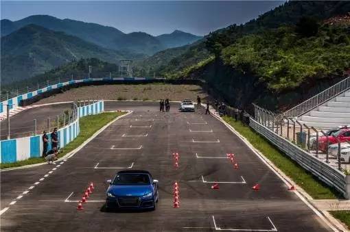 一台未来跑车 一段迷人赛道 幸福感爆棚