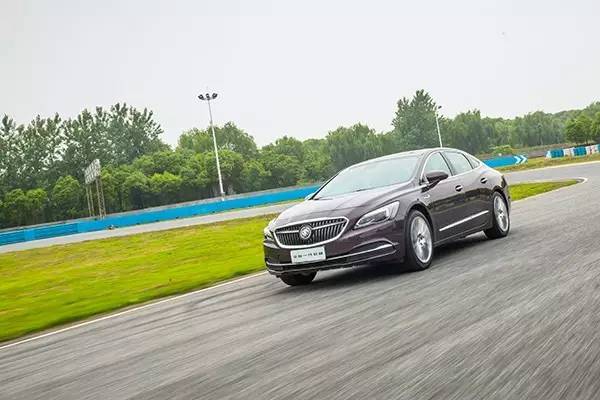 谁说中大型车只好坐不好开？