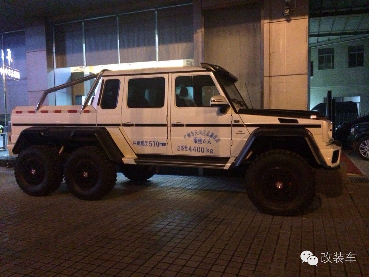 奔驰大越野竟烧了，千万大玩具就这么没了！