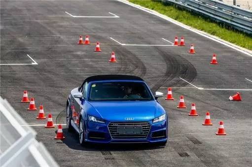 一台未来跑车 一段迷人赛道 幸福感爆棚