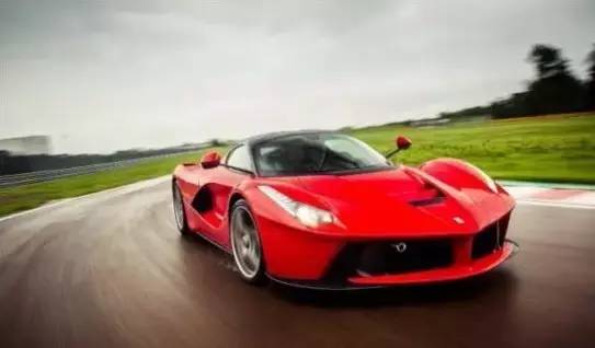 给豪车都不会开！因为你可能都进不去车门