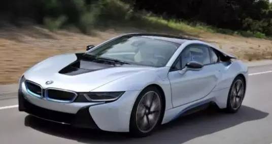 给豪车都不会开！因为你可能都进不去车门