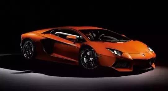 给豪车都不会开！因为你可能都进不去车门