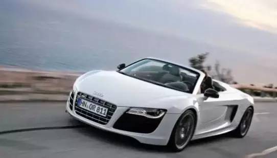 给豪车都不会开！因为你可能都进不去车门