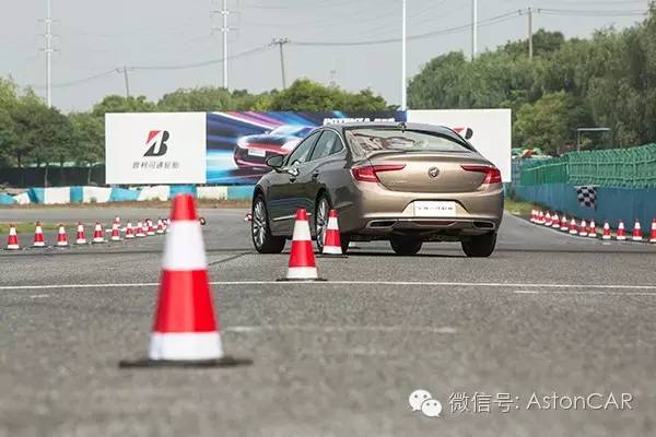 谁说中大型车只好坐不好开？