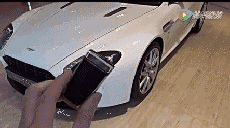 给豪车都不会开！因为你可能都进不去车门