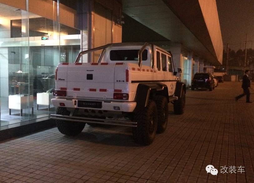 奔驰大越野竟烧了，千万大玩具就这么没了！