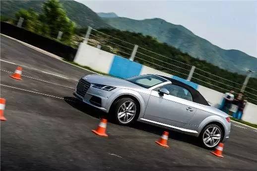 一台未来跑车 一段迷人赛道 幸福感爆棚