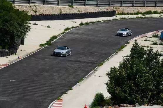 一台未来跑车 一段迷人赛道 幸福感爆棚