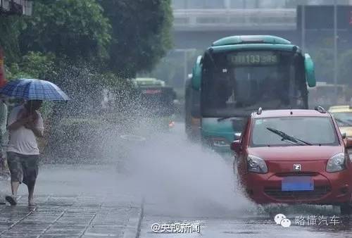 一大波暴雨来袭 瞬间教你如何压水花