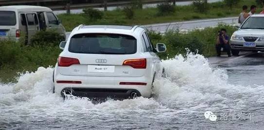 一大波暴雨来袭 瞬间教你如何压水花