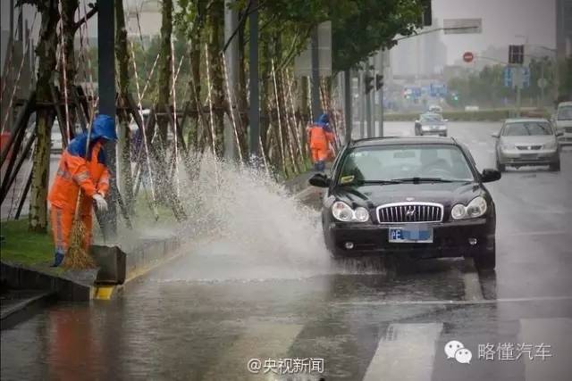 一大波暴雨来袭 瞬间教你如何压水花