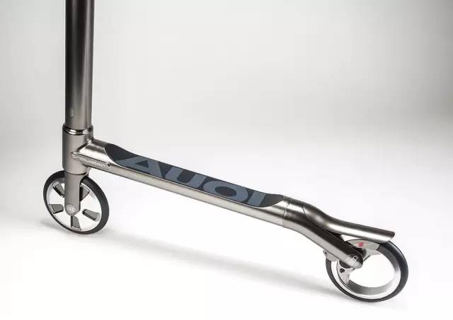 奥迪推出智能滑板车 这逼格也是没谁了