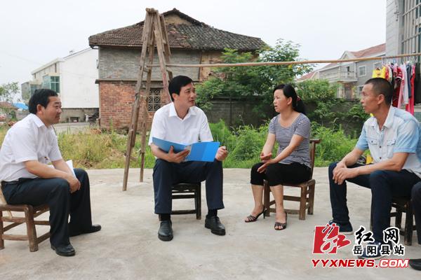 岳阳县委副书记,县长张中于(左二)与群众交谈红网岳阳县站6月17日讯